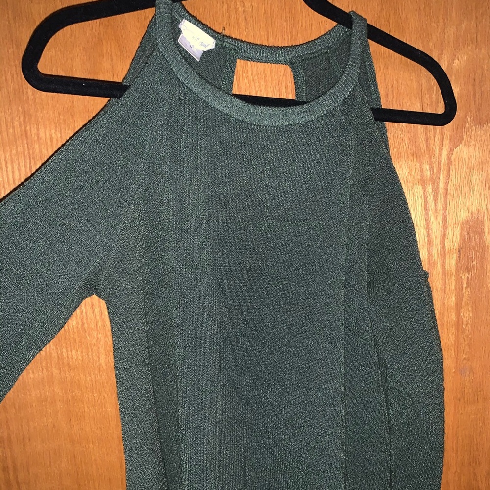 Green cold shoulder sweater🤍